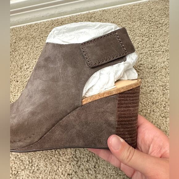 CLARKS | Taupe Suede Open Toe Wedge Sandals NWT | Women’s Size 9 - Picture 5 of 8